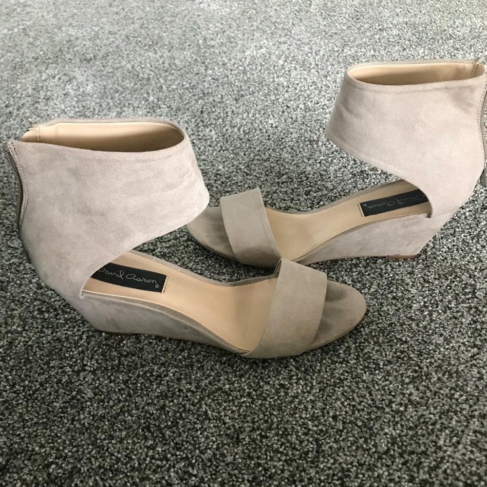 Light tan cuffed-ankle wedge sandal - Picture 2 of 7
